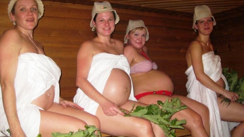 Беременные женщины в сауне 