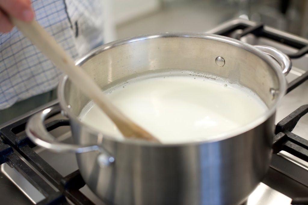 Есть ли холестерин в молоке и можно ли употреблять продукт при высоком холестерине?