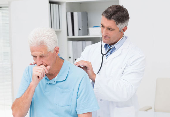 Пациента мучает кашель, его осматривает врач