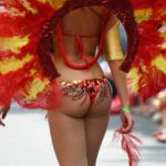 Бразильянка в карнавальном костюме