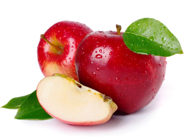 Перед употреблением яблоки желательно почистить 
