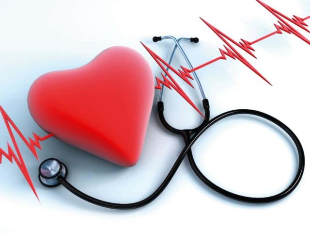 Если у человека есть врожденные пороки сердца, то низкое давление от аритмии может провоцировать обмороки