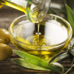 Удаление остатков воска оливковым маслом