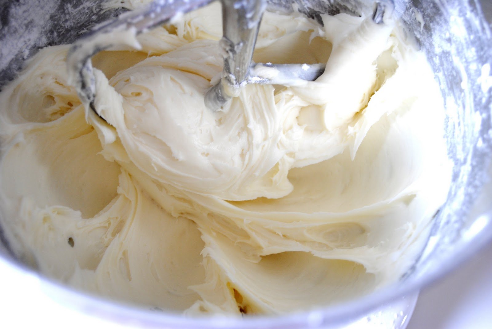 Крем из молока и сливочного масла. Творожный крем для крема чиз. Крем чиз на сливочном масле. Крем чиз взбиваем блендером. Крем твороженный крем чиз.