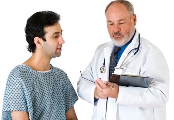 мужчину осматривает доктор