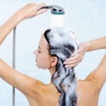 Процесс мытья волос шампунем с добавлением соды