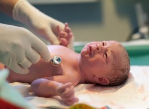 Каковы последствия кровоизлияния в мозг у новорожденного ребенка и что делать?
