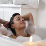 Прием ванны перед эпиляцией облегчает процесс выдергивания волос