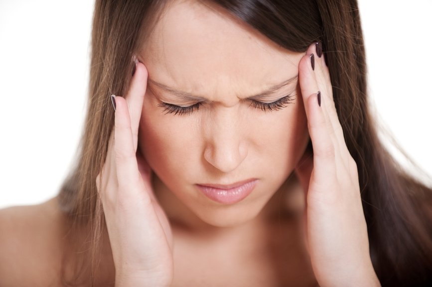 Болезнь проявляется повышениями возбудимости, шумом в ушах, головными болями