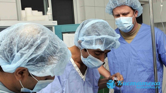 Проводится ирургическая операция под общим наркозом с трепанацией черепа